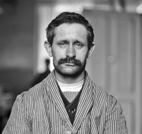 Porträtt på manlig patient med mustasch