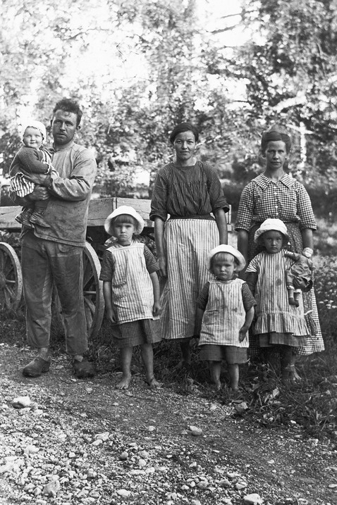En statarfamilj på 1920-talet, tre vuxna och fem barn.