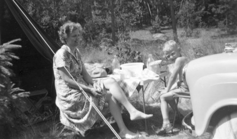 Mor och son vid picknick-bordet