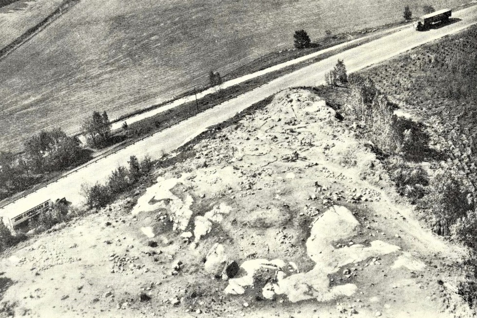 Svartvitt flygfoto över det undersökta gravfältet.