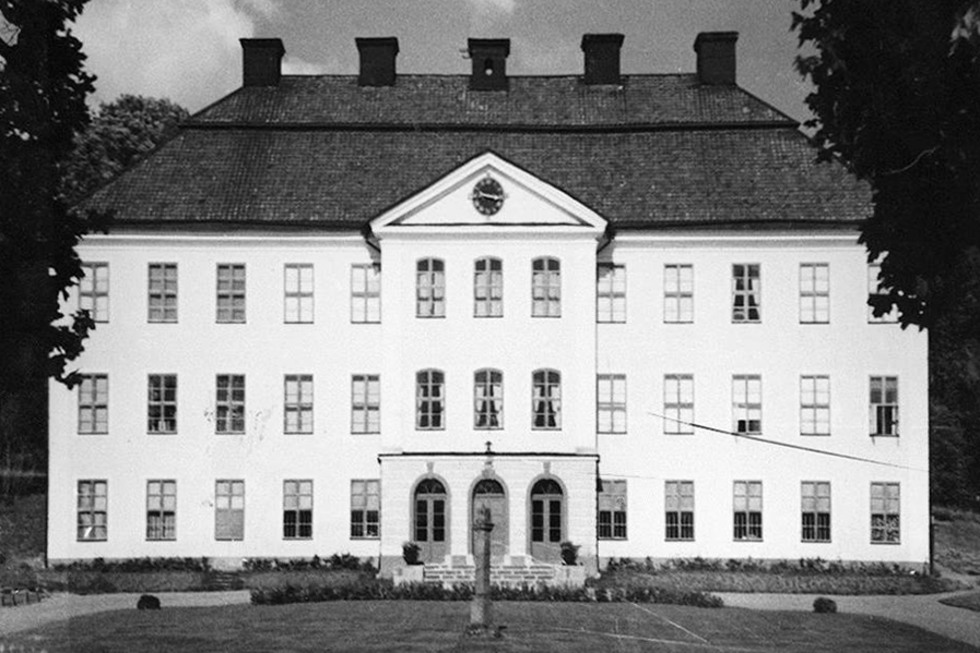 Björksunds herrgård - en stor vit byggnad.