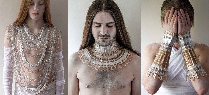 Fyra bilder av människor som endast bär smycken