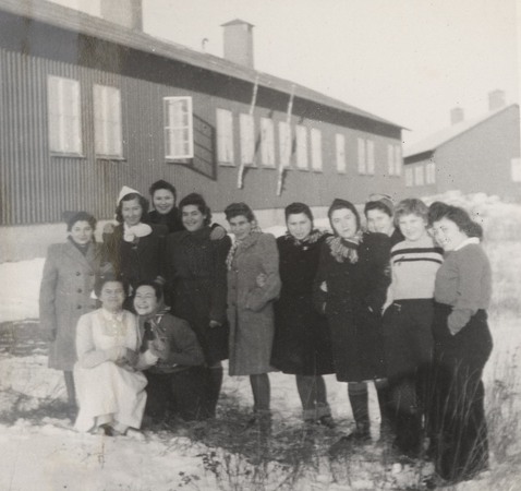 Sida ur fotoalbum från Rosöga flyktingförläggning.