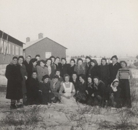 Sida ur fotoalbum från Rosöga flyktingförläggning.