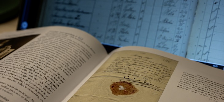 bok ligger uppslagen