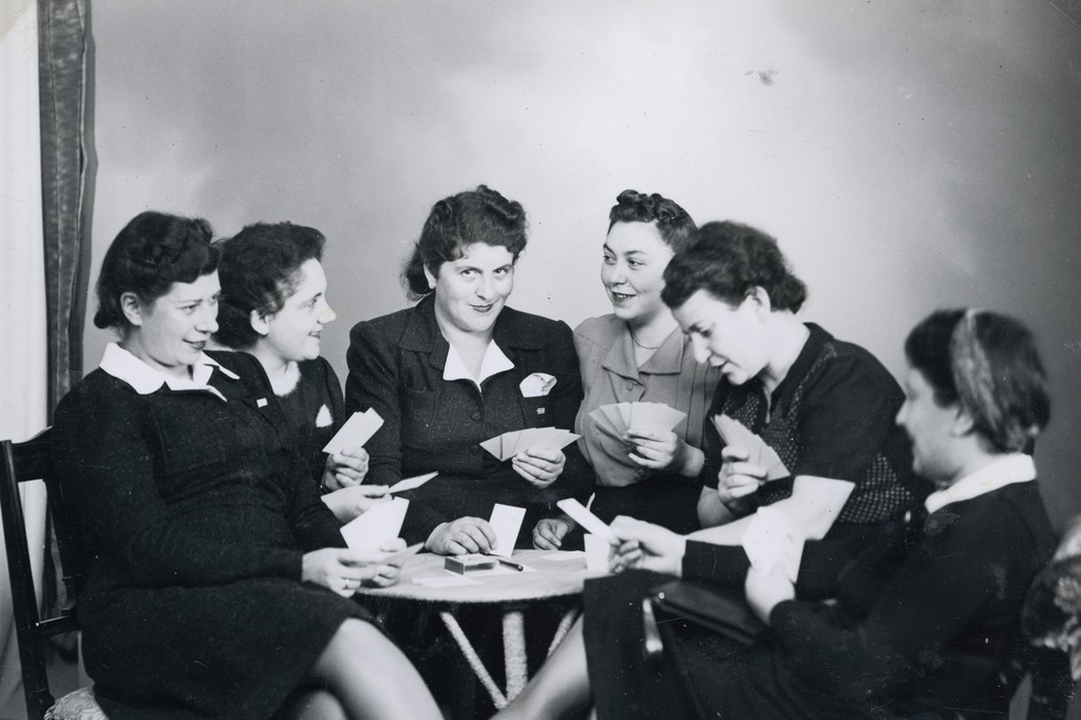 En grupp kvinnor spelar kort.