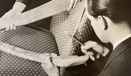 Två personer skruvar ihop en möbel av modell Triva-Bygg