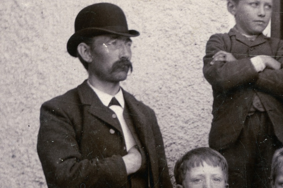 svartvitt foto, Medelålders man med hatt, glasögon och mustasch.
