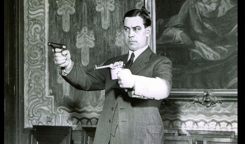 Svartvit bild på man med revolver