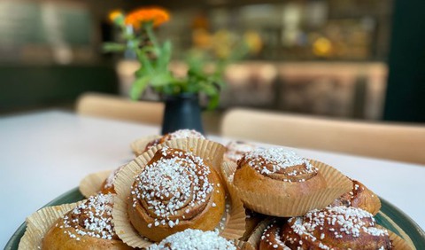 kanelbullar på fat