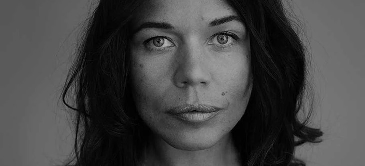 svartvit bild - porträtt på mörkhårig kvinna