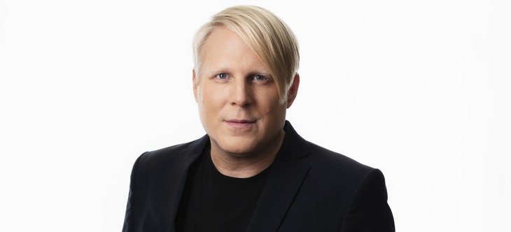 blond man i svart tshirt och svart kavaj
