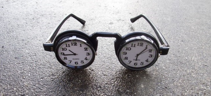 Glasögonbåge med urtavlor i stället för glas