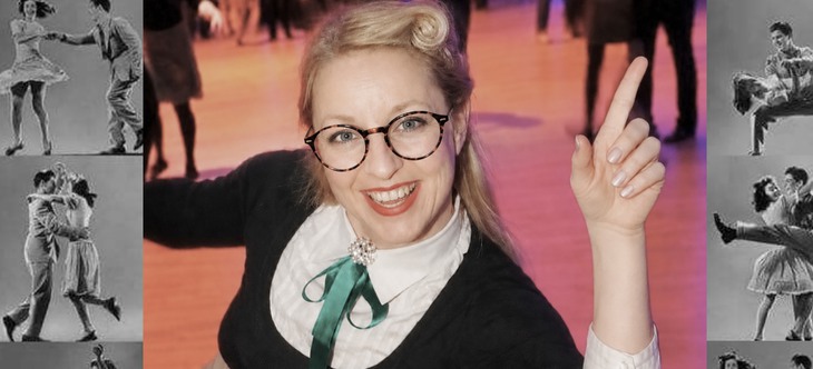 Porträtt av danslärare Linda. Pardans i bakgrunden. 