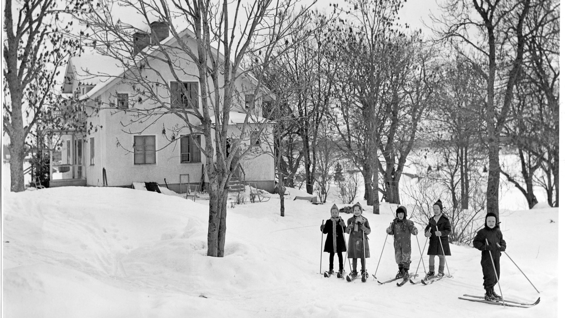 Barn åker skidor vid Prins Wilhelms finskabarnhem. 