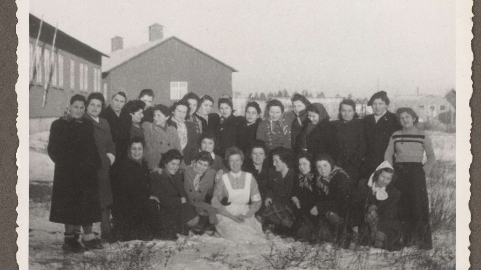 Gruppfoto från Rosöga flyktingförläggning.