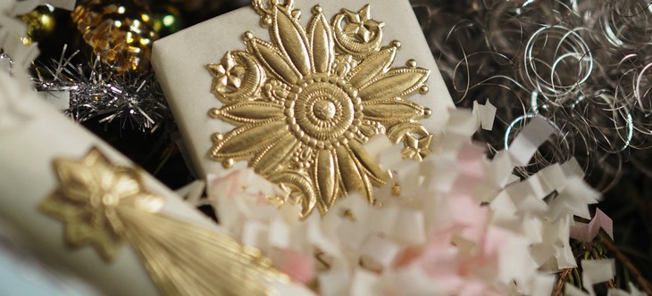 Papper med guldstjärnor