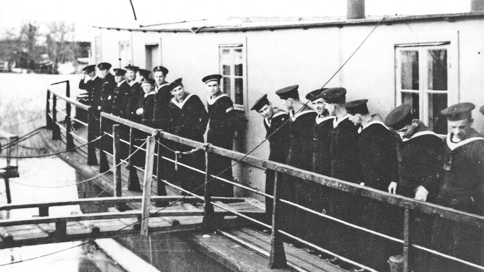 Besättningen på den polska ubåten Rys uppställda på bostadspråmen Johannes däck, omkring 1940.