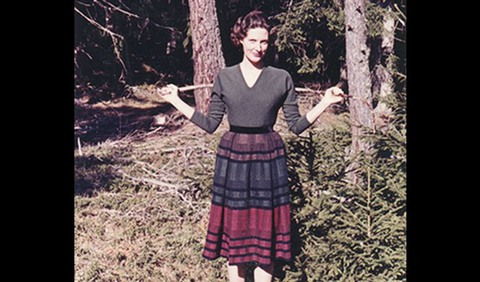 äldre bild på kvinna iförd vävd kjol