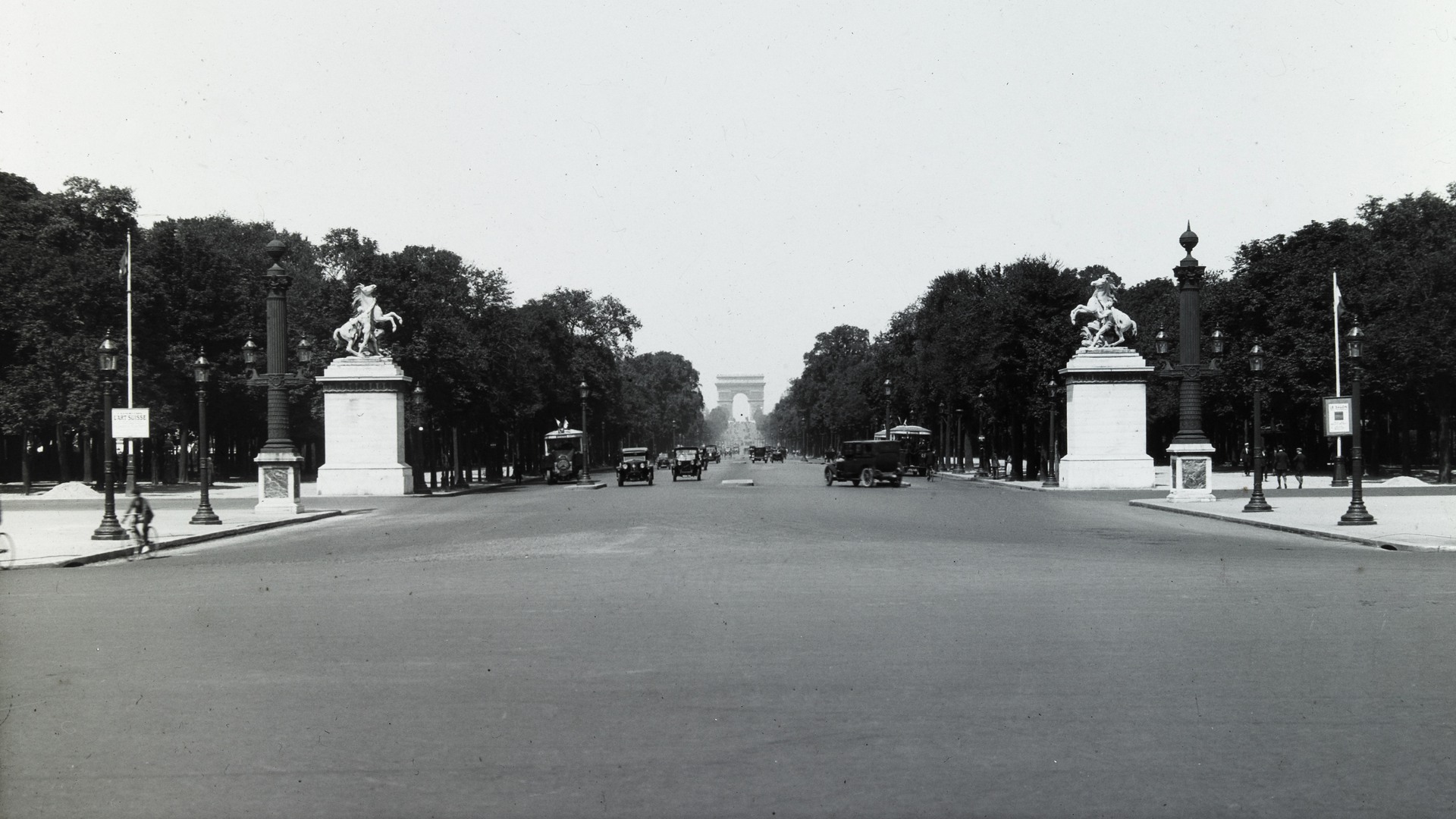 Svart-vitt foto på Champs-Élysées i Paris