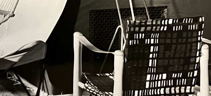 Svartvit bild av utställning på NK-bo, fladdermusfåtölj och Safari-stolar, hängmatta och lampor. 1950-tal.
