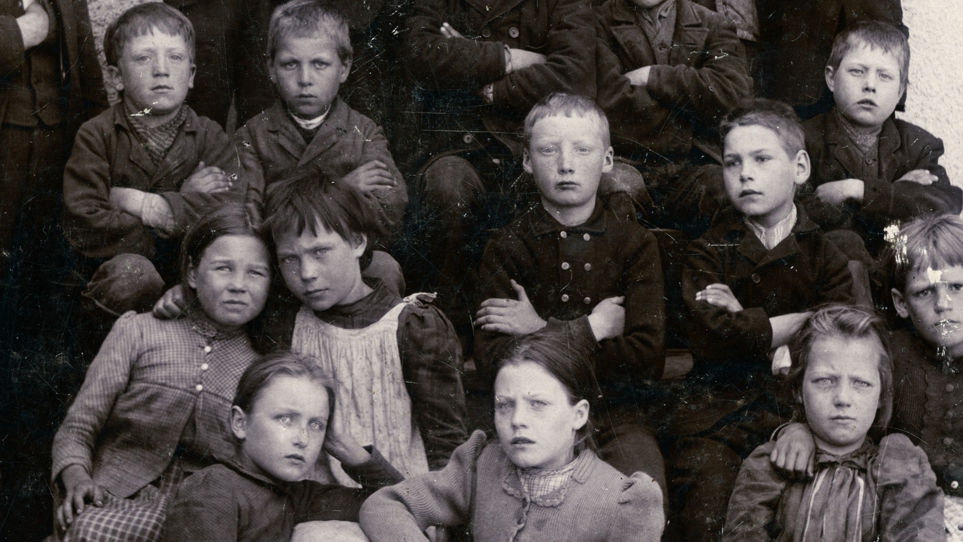 Svartvitt gruppfoto tio barn cirka år 1900.