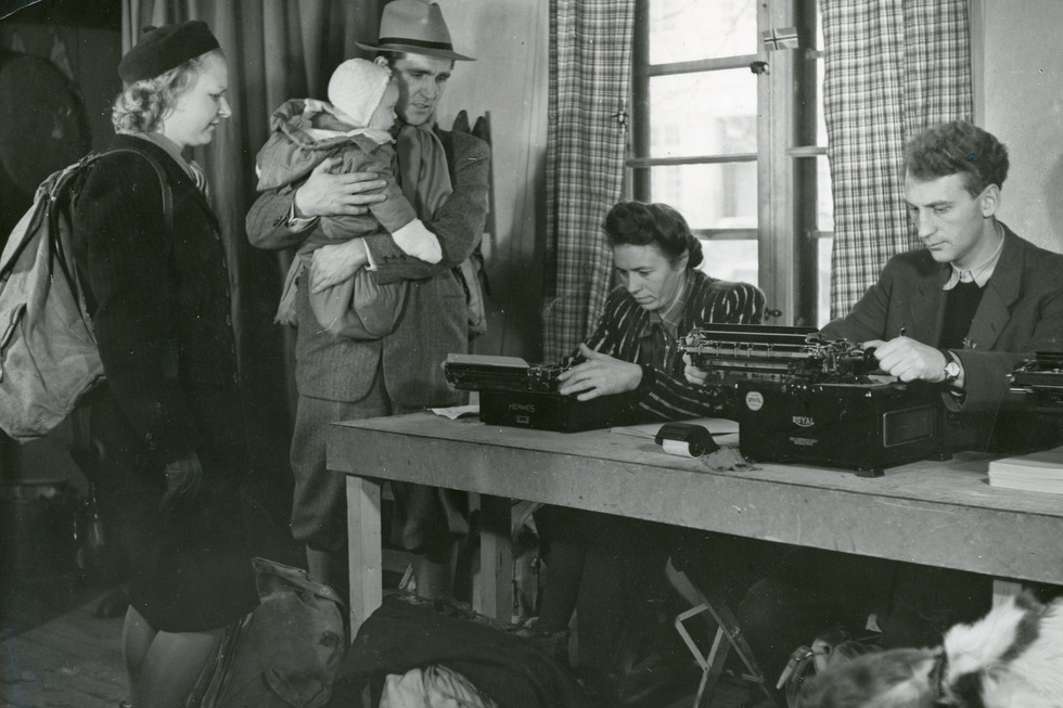 Norska flyktingar registreras på Kjesäter. Foto: Okänd, Riksarkivet i Norge.