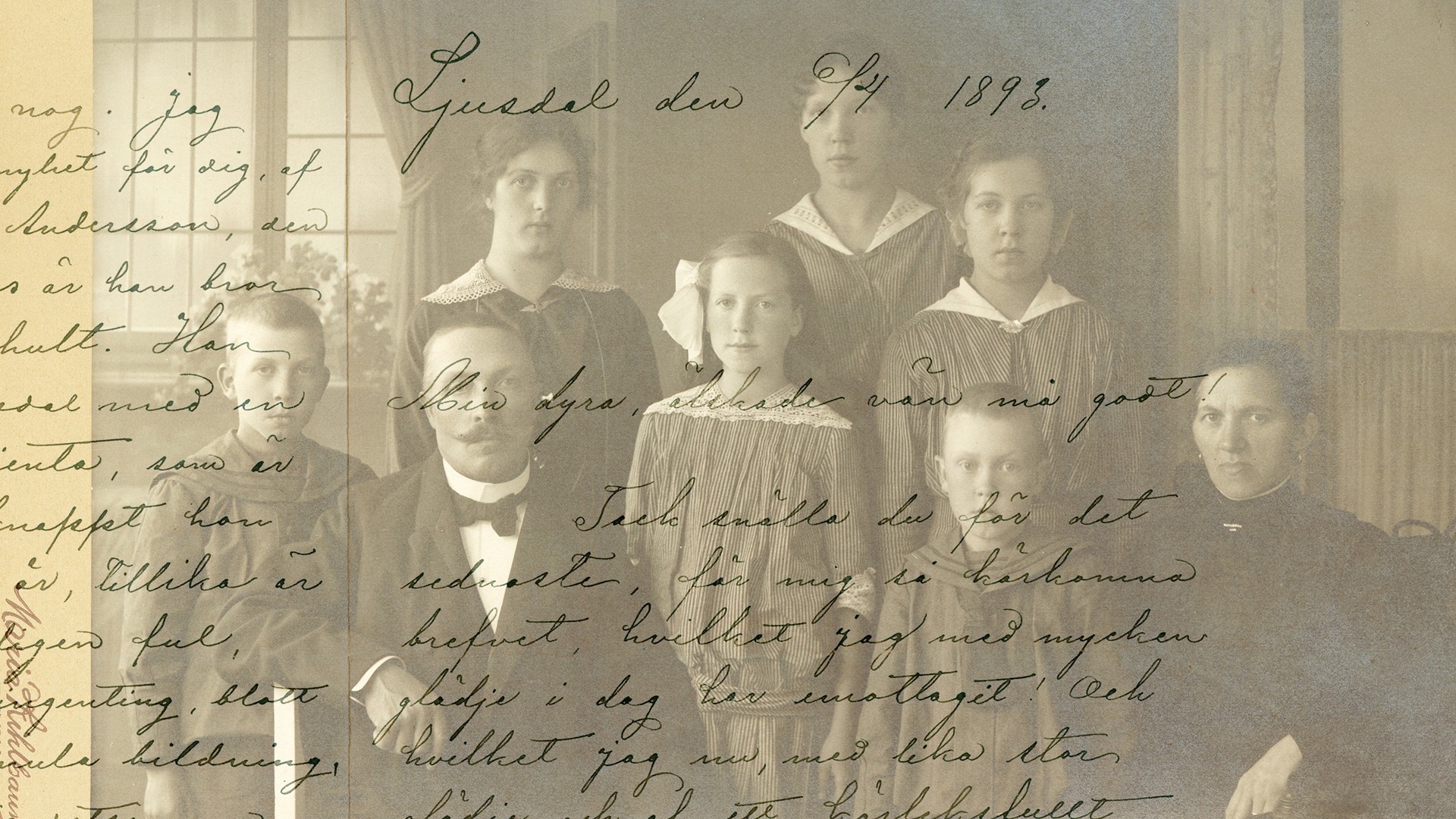 Fotomontage med två ovanpåliggande bilder. Undra bilden ett familjeporträtt med två vuxna och sex barn. Över familjebilden ligger ett kärleksbrev.
