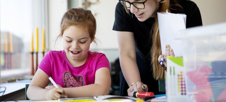 barn och kvinna i pysselverkstad