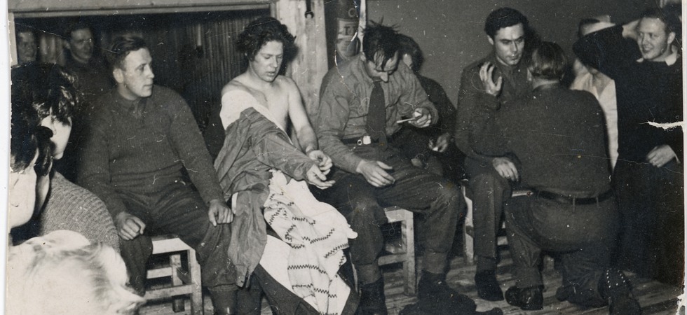 Norrmän sitter på rad i väntan på att undersökas på Eckerstalägret.