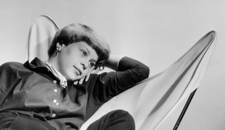 Tjej sitter i fladdermusfotölj.