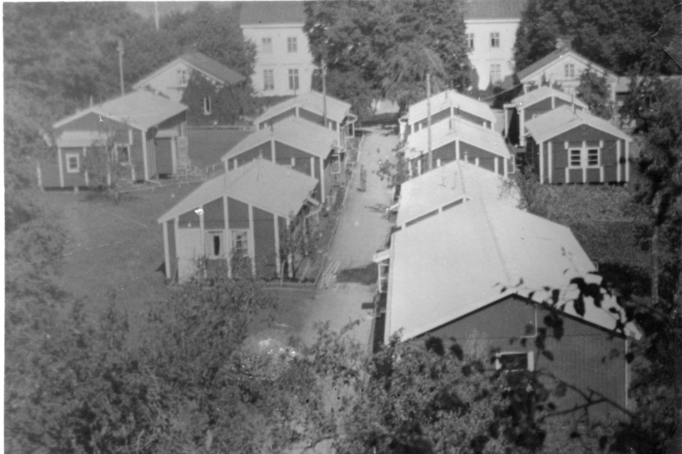 Bostadsbaracker på Kjesäter.Foto: Okänd, ur privatarkiv efter författare Anders von Tangen Buraas.