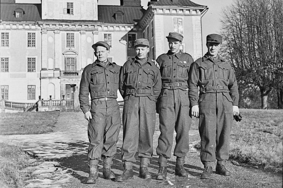 Bildet er tatt i den norske politiforlegningen på Mälsåker slott ved Mälaren og viser noen av mannskapet foran slottetsbygningen. I 1942 begynte Den norske regjering i samarbeide med svenske myndigheter utdannelsen av 8-9.000 yngre norske flyktninger i Sverige til politiavdelinger. Disse politistyrkene er beregnet på å ta over polititjenesten og opprettholde ro og orden i de befridde områder av Norge. Under forhandlingene i Stockholm mellom den norske utenriksminister Trygve Lie og justisminister Terje Wold på den ene siden og Den svenske regjering på den annen, er det i disse dager oppnådd enighet om bruken av disse politiskyrkene. Ifølge overenskomsten vil et antall norske politifolk reise til Nord-Norge snarest mulig og tjenestegjøre i disse områder som er og etter hvert blir befridd av russiske og norske tropper. London, 04.11.1944. (Original bildetekst)