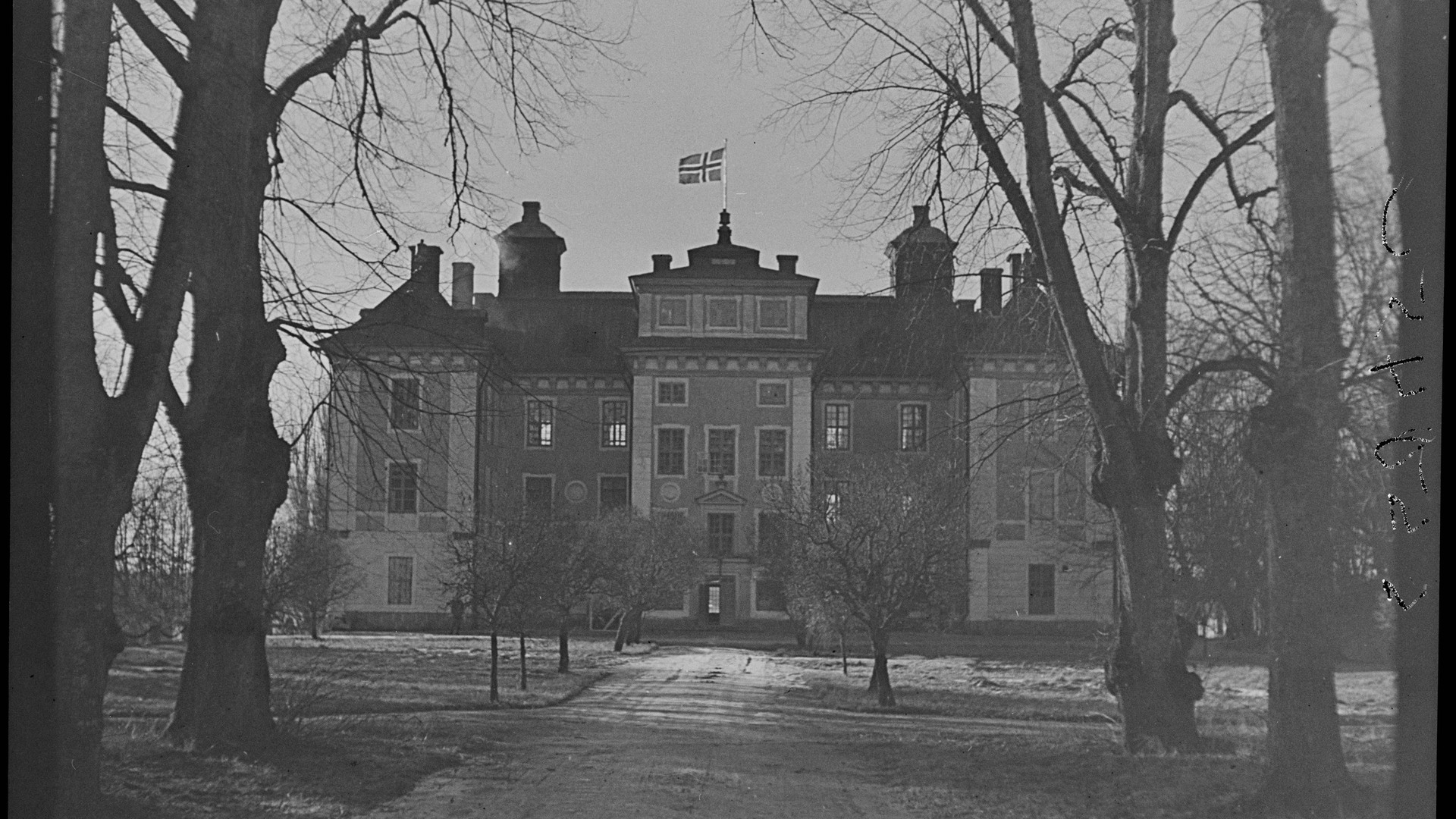 Mälsåker slott med norska flaggan i topp, 1944. 