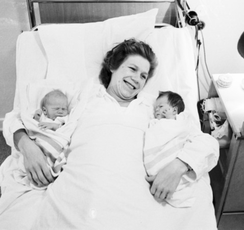 Mamma med två nyfödda bebisar