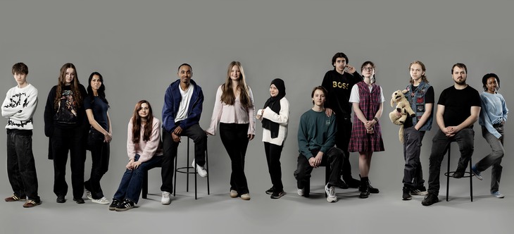 13 ungdomar står uppställda på rad