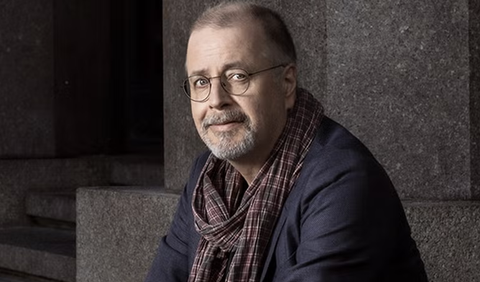 Man med glasögon och scarf