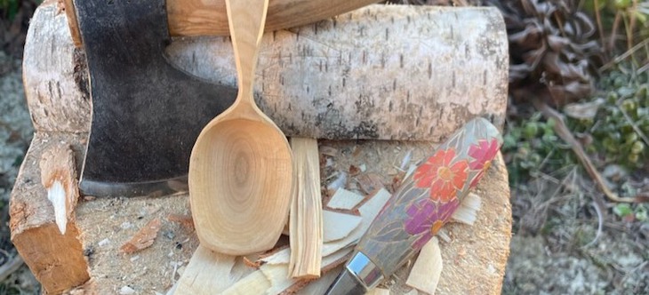 En yxa, slöjdkniv och en slev