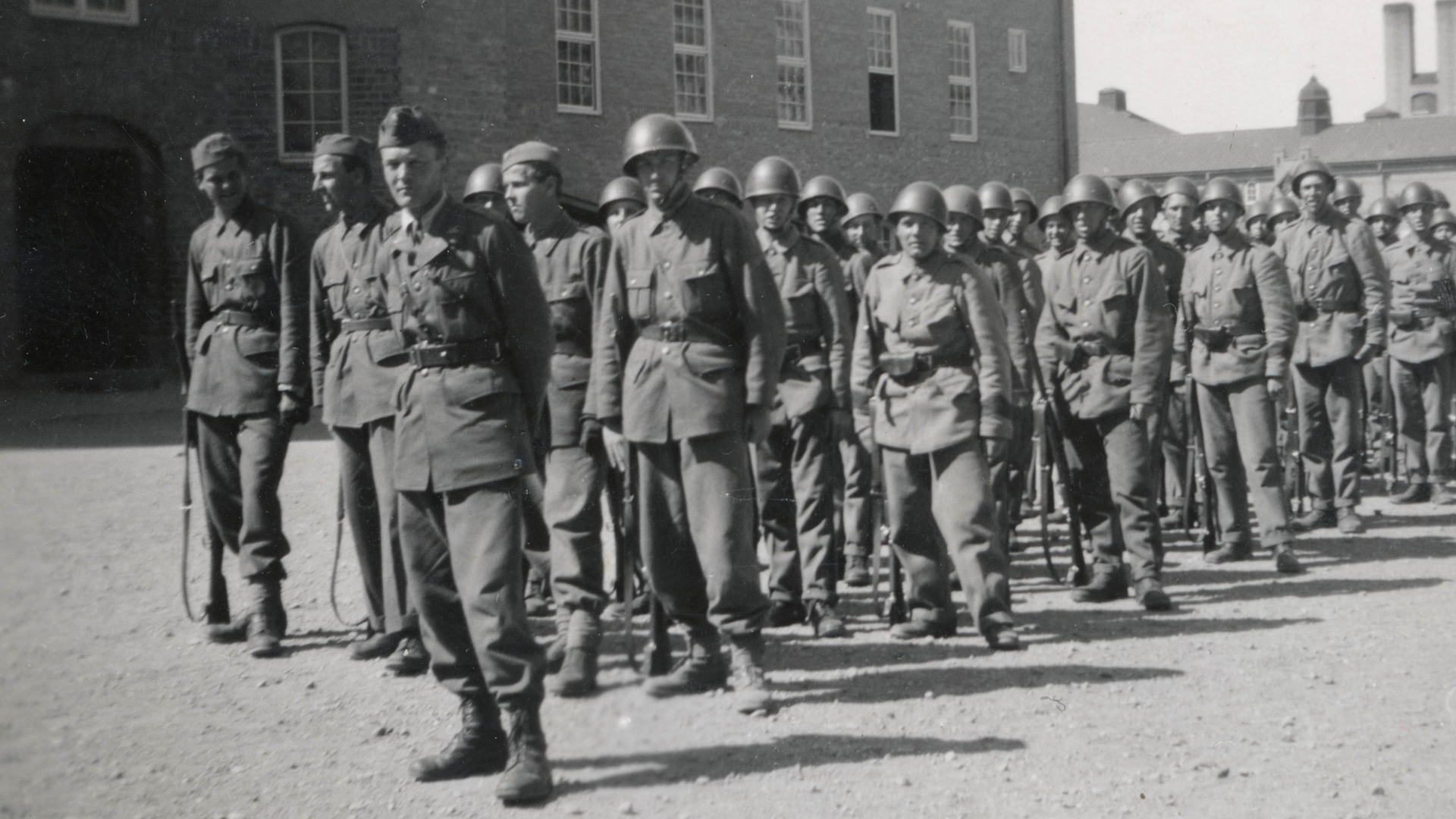 Soldater uppställda på led på kaserngården i Strängnäs 1943.
