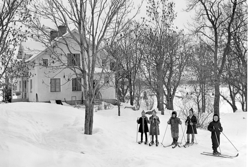 Barn åker skidor vid Prins Wilhelms finska barnhem. Foto: Okänd. Stockholms stadsarkiv. CC-BY