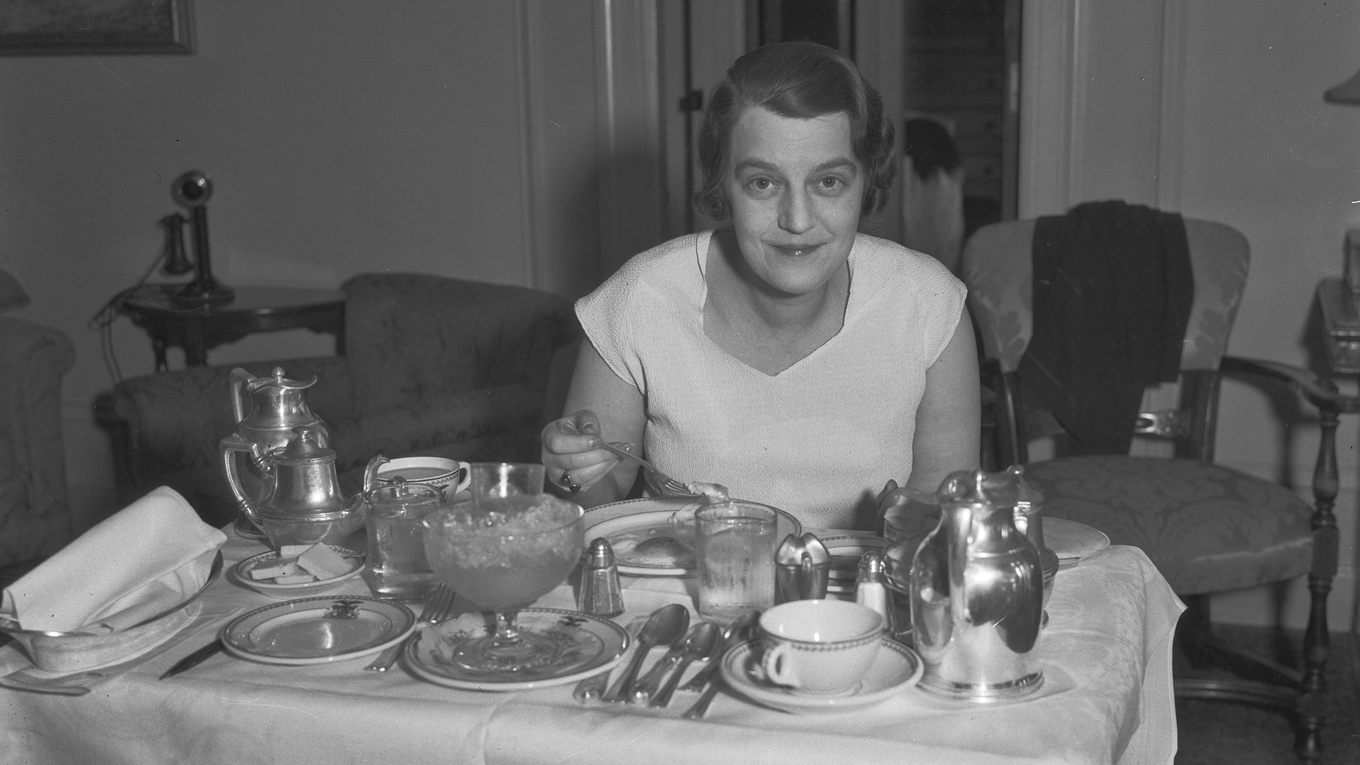 Ett svart-vitt foto på Maria Pavlovna vid frukosten.
