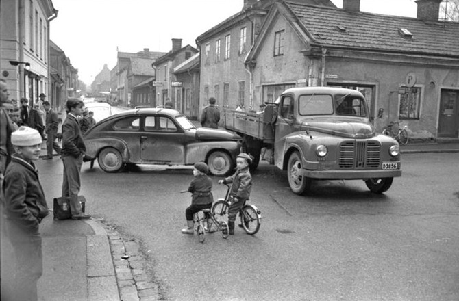 Nyfikna pojkar är snabbt på plats, efter kollisionen. Tung trafik gick rakt genom staden långt in på 1960-talet. Foto: Olle Hagelroth.