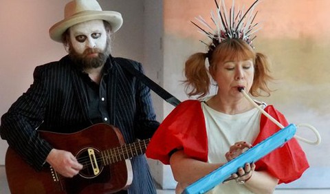 En man och en kvinna med teatersmink och instrument