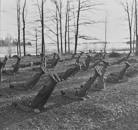 Gymnastikövningar på Mälsåker 1944. 