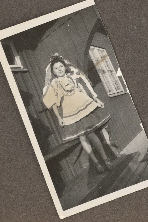 En ung kvinna med klänning på Rosöga flyktingförläggning.