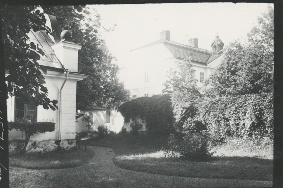 Yxtaholms herrgård sedd genom parken 1939. Foto: Karl Axelsson, Sörmlands museum.