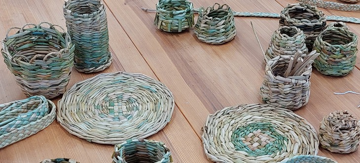 Flätade föremål i säv.