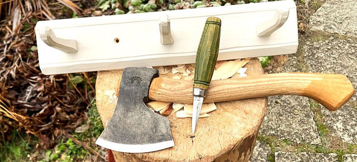 Verktyg och knopplist på en huggkubbe