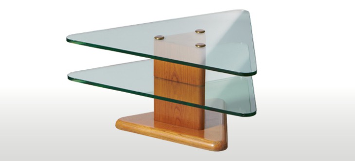 Ett triangulärt bord med glasskiva och träbas, i modern design med naturmaterial.