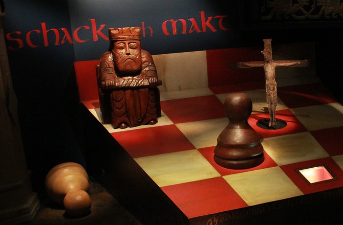 Schackspel i stort format, detalj från utställningen schack och makt